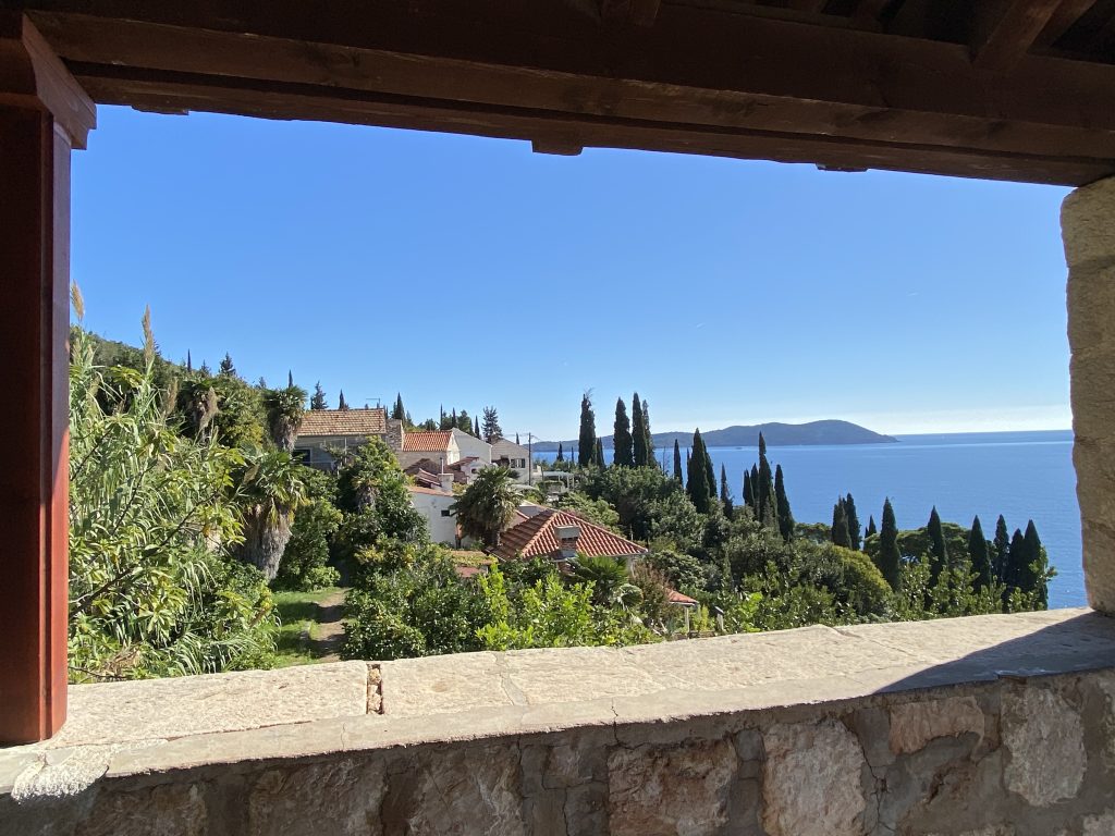 从小凉亭里看海景