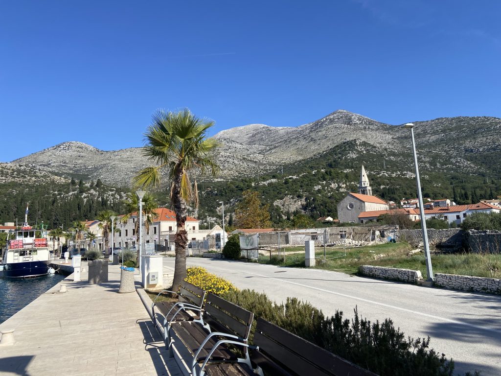 ACI Marina Slano 港口路边