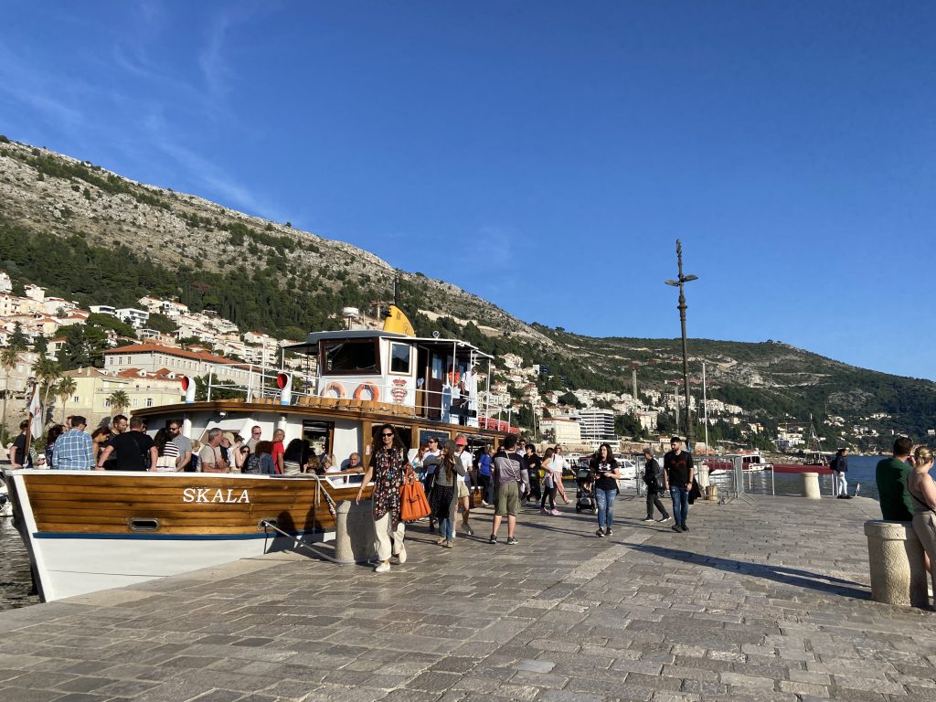 老城港口出发去其他岛屿的船