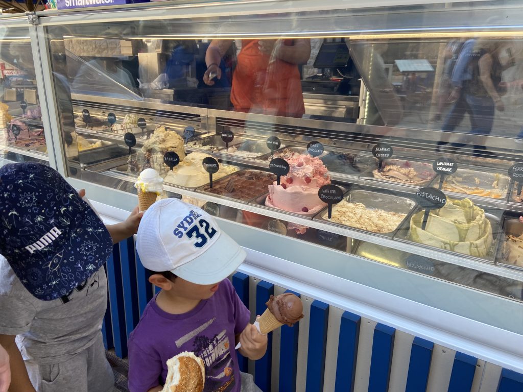 老城里的冰淇凌店