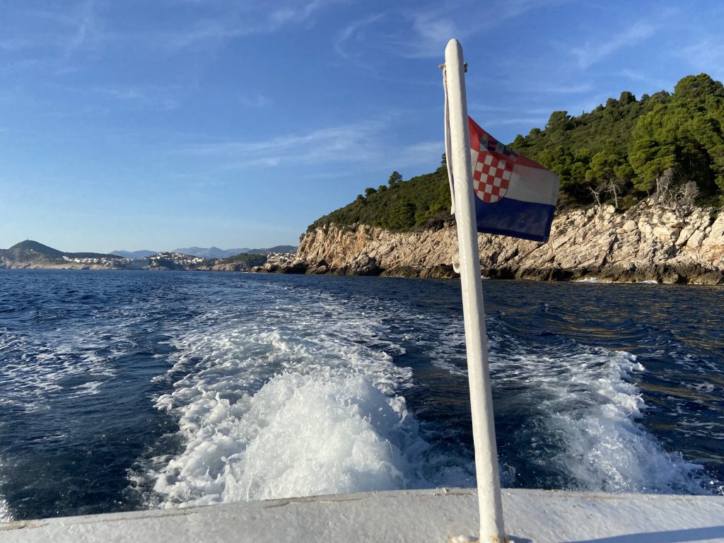 在快艇里拍到的海景和海浪，克罗地亚国旗飘飘