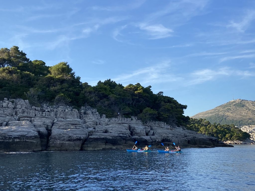 老城出发的快艇环岛游，拍到了人们划着皮划艇