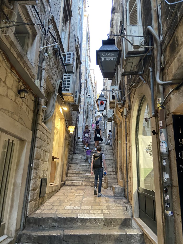 老城台阶，其中一盏路灯上写着”权力的游戏“